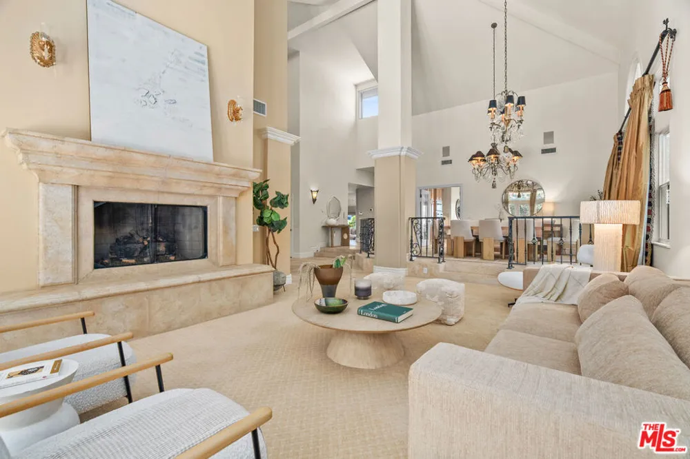 19234 Mayall Street Los Angeles, CA 91324