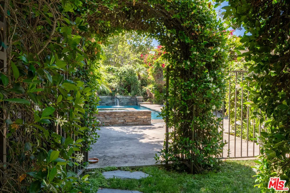 19234 Mayall Street Los Angeles, CA 91324