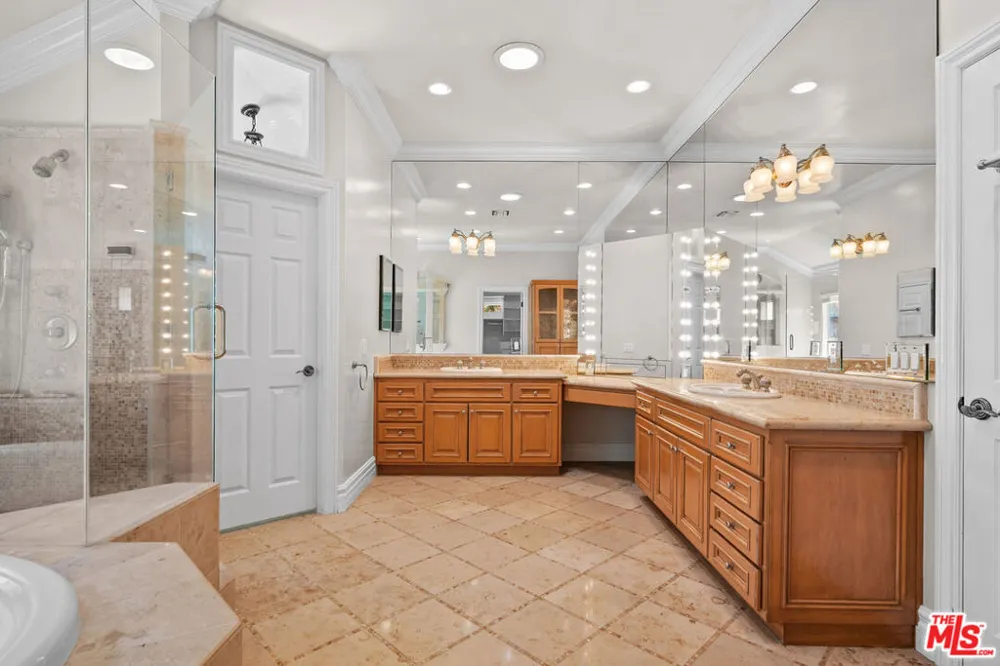 19234 Mayall Street Los Angeles, CA 91324