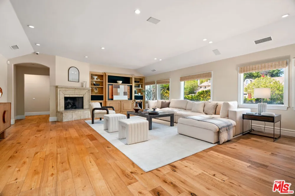 19234 Mayall Street Los Angeles, CA 91324