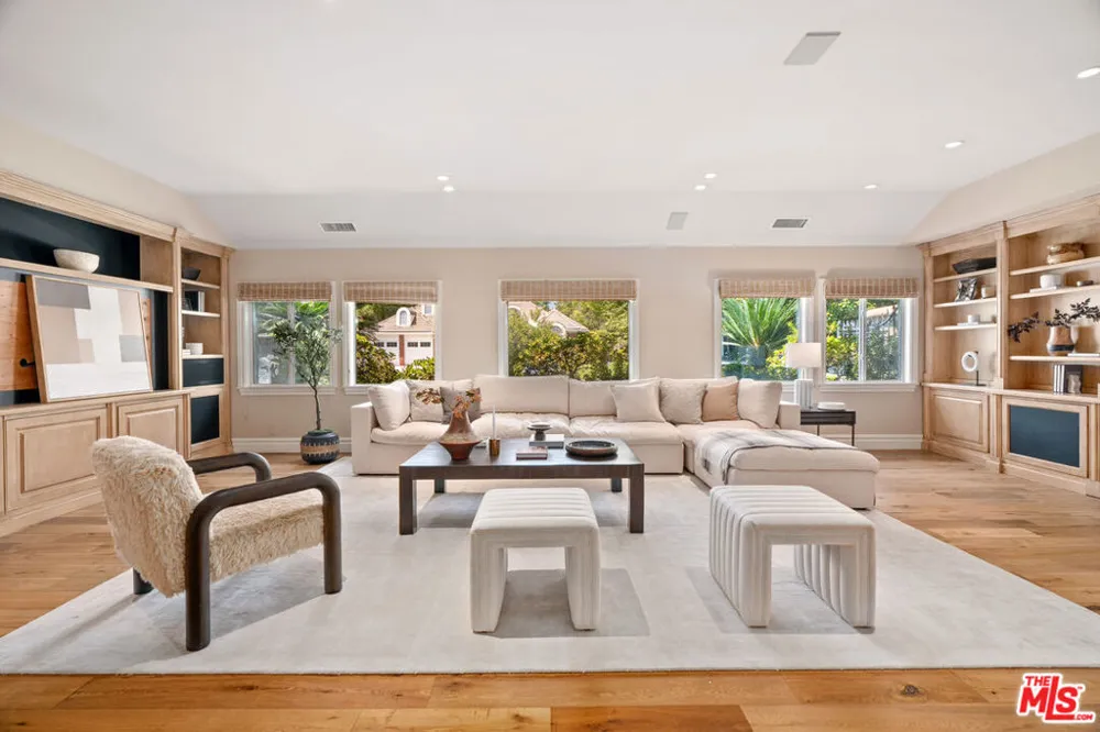 19234 Mayall Street Los Angeles, CA 91324