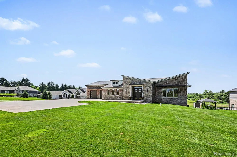 2943 Sleeth Road Commerce Charter Township, MI 48382