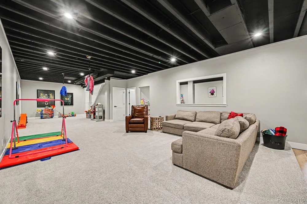 2943 Sleeth Road Commerce Charter Township, MI 48382