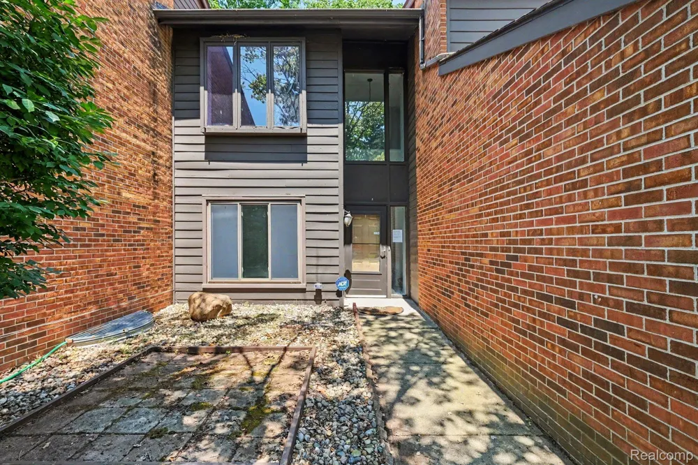2056 Walden Court Flint Charter Township, MI 48532