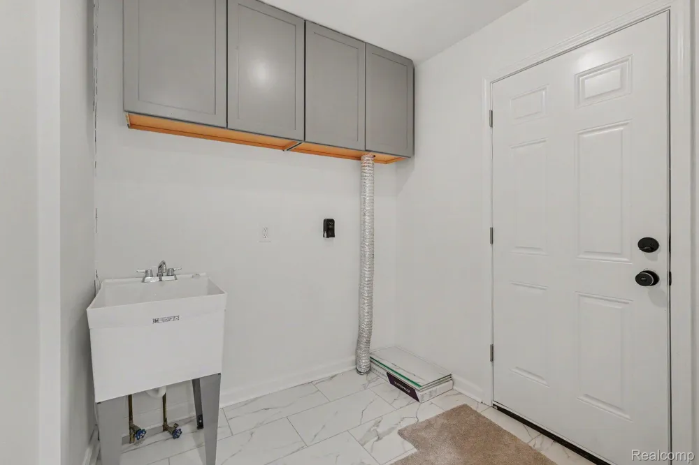 2056 Walden Court Flint Charter Township, MI 48532