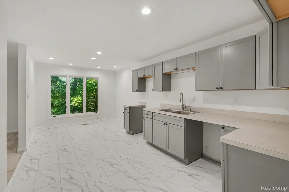 2056 Walden Court Flint Charter Township, MI 48532