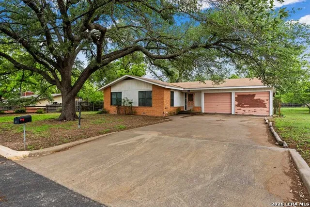 131 W LOWER CRABAPPLE RD Fredericksburg, TX 78624