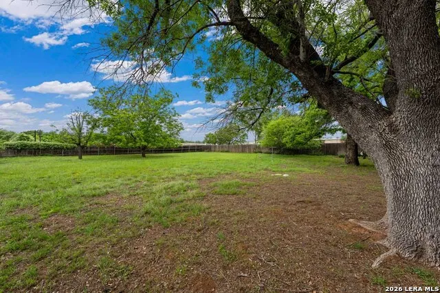 131 W LOWER CRABAPPLE RD Fredericksburg, TX 78624