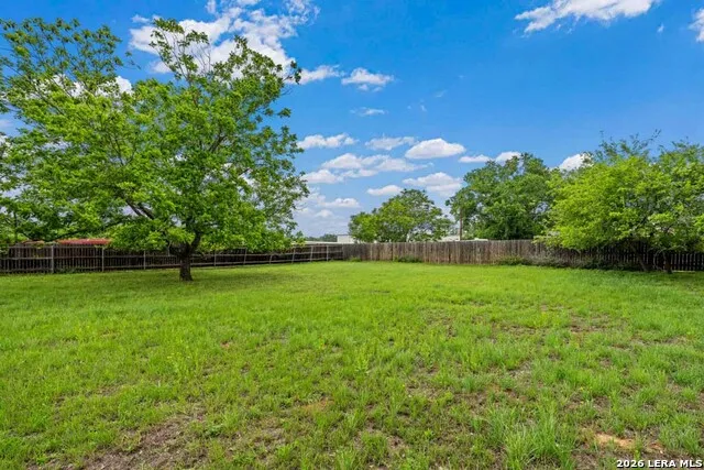 131 W LOWER CRABAPPLE RD Fredericksburg, TX 78624