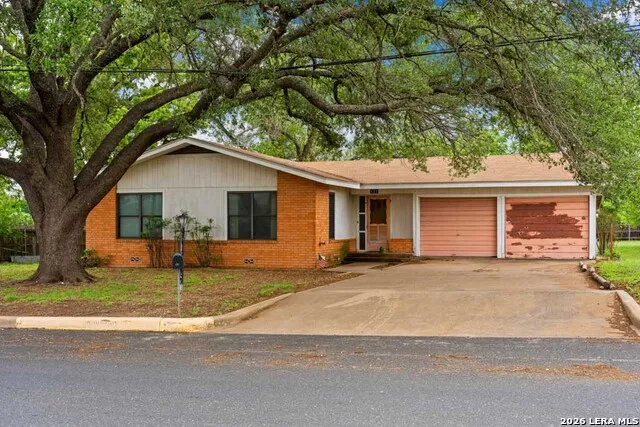 131 W LOWER CRABAPPLE RD Fredericksburg, TX 78624