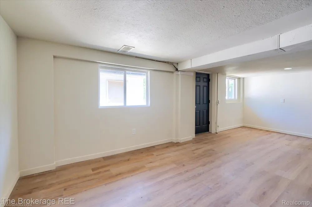 1401 Hillside Drive Flint Charter Township, MI 48532