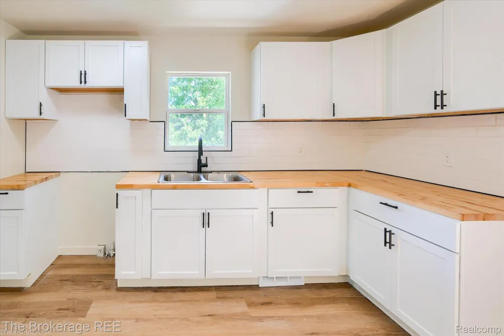 1401 Hillside Drive Flint Charter Township, MI 48532