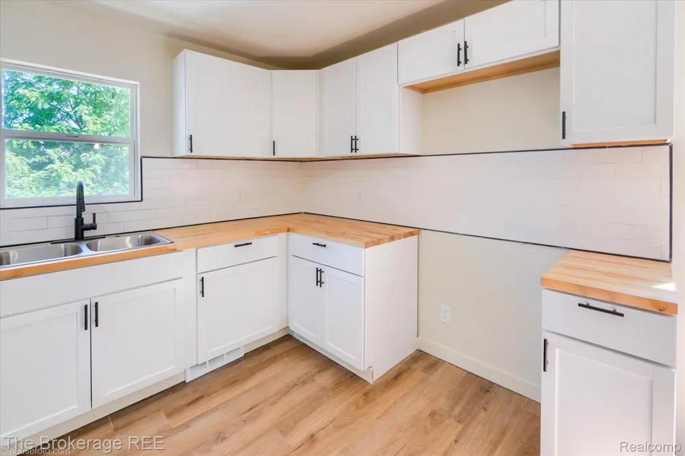 1401 Hillside Drive Flint Charter Township, MI 48532