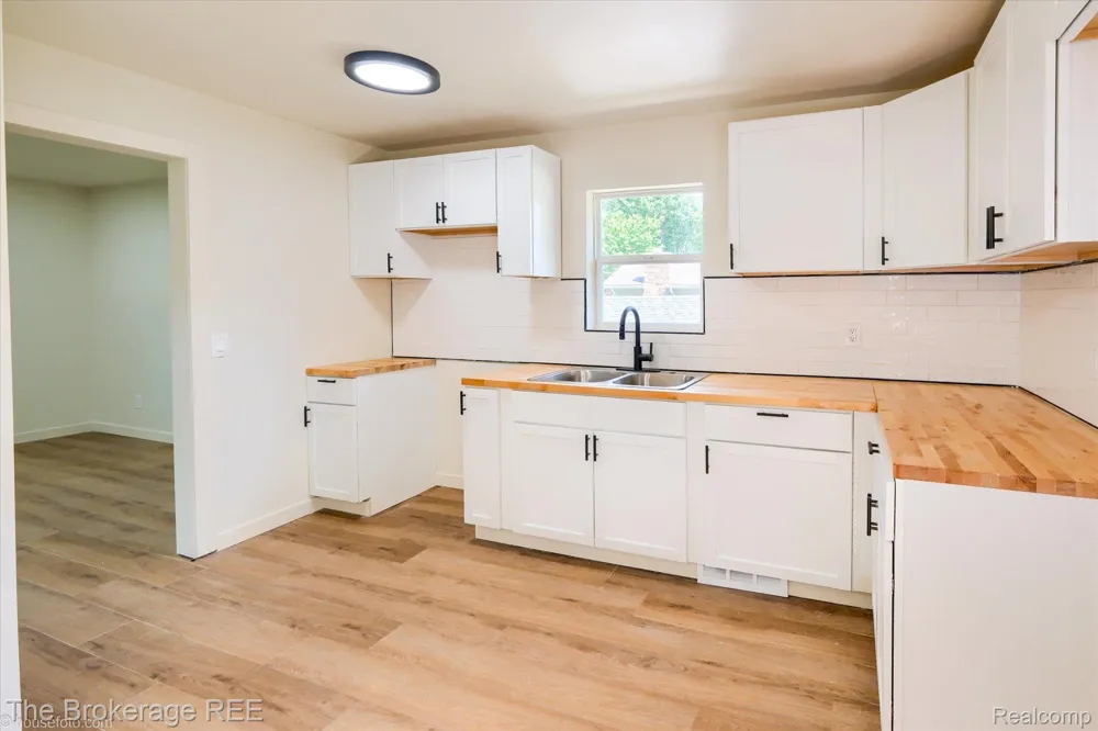 1401 Hillside Drive Flint Charter Township, MI 48532