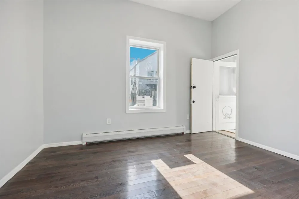 541 70TH ST Guttenberg, NJ 07047