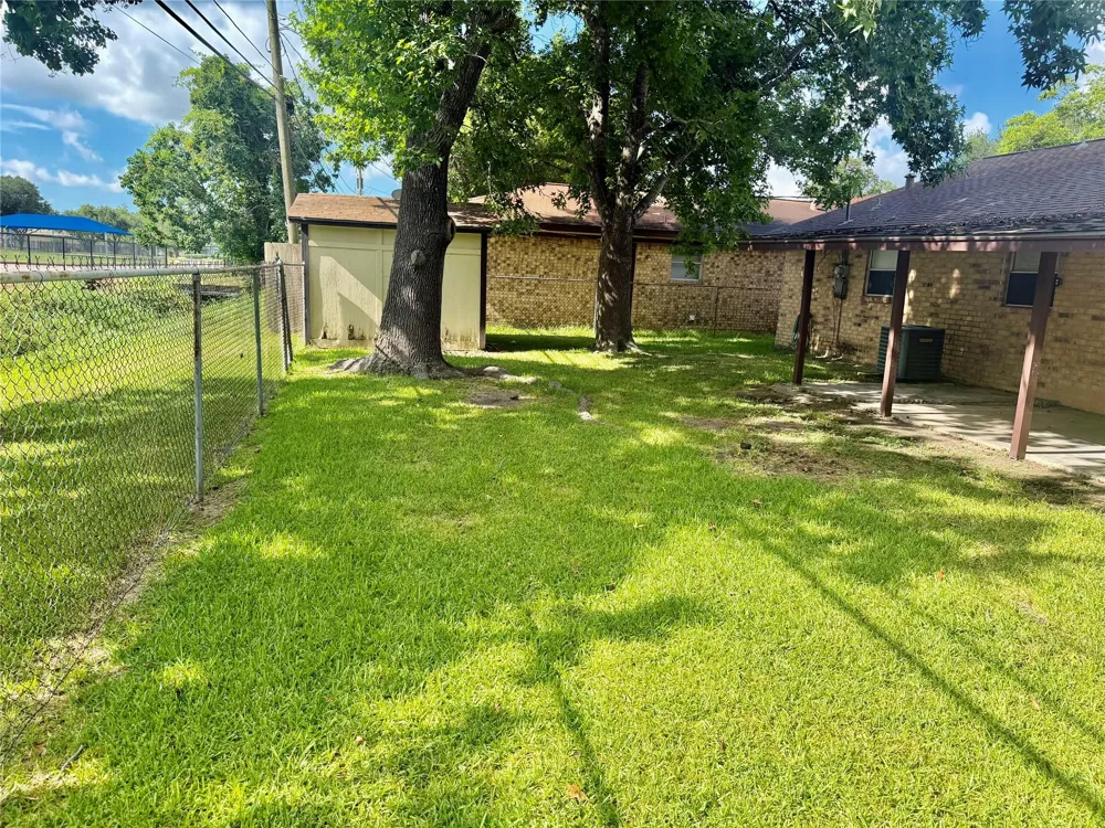 501 E Oak Street Highlands, TX 77562