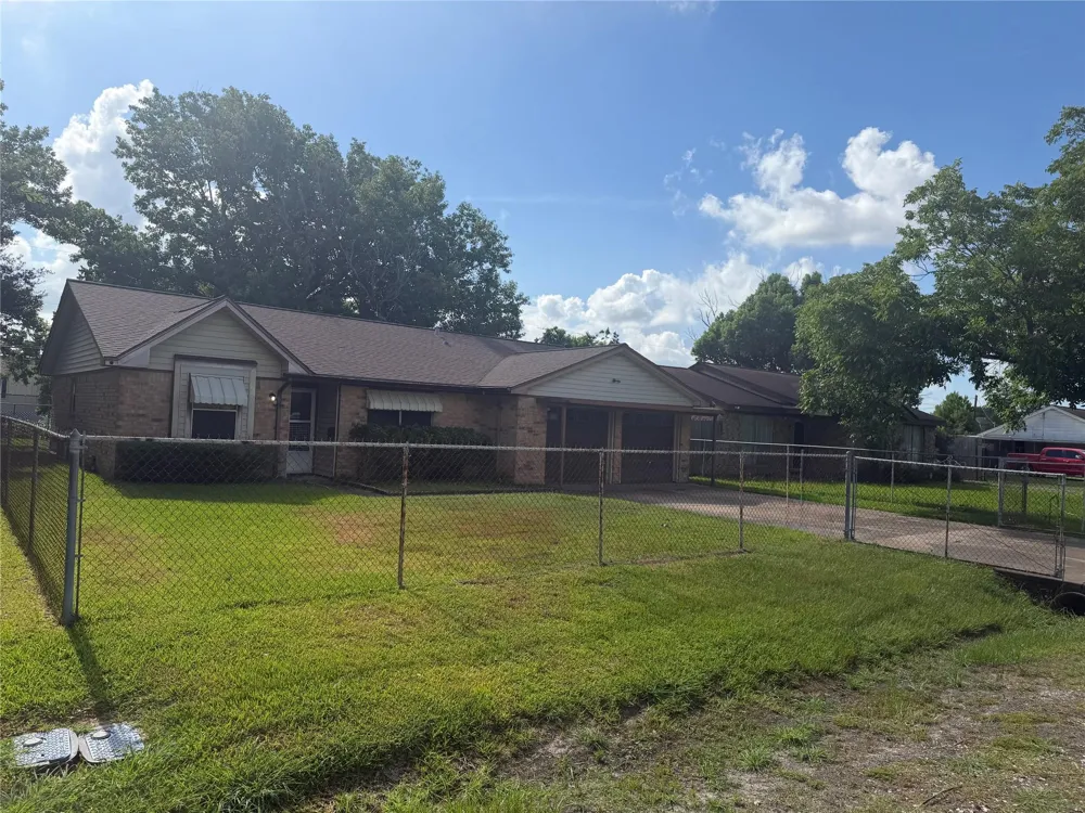 501 E Oak Street Highlands, TX 77562