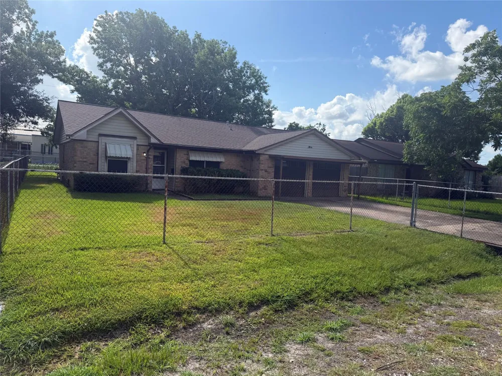 501 E Oak Street Highlands, TX 77562