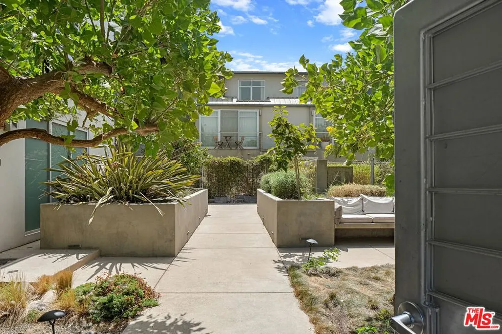 512 Brooks Avenue #6 Los Angeles, CA 90291