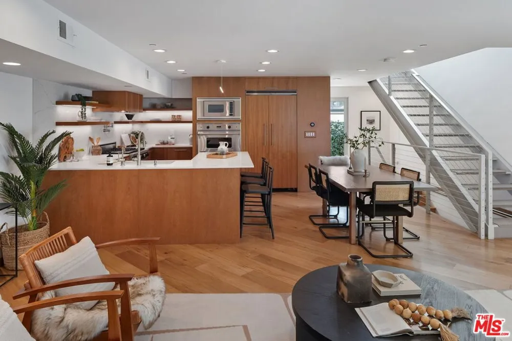 512 Brooks Avenue #6 Los Angeles, CA 90291