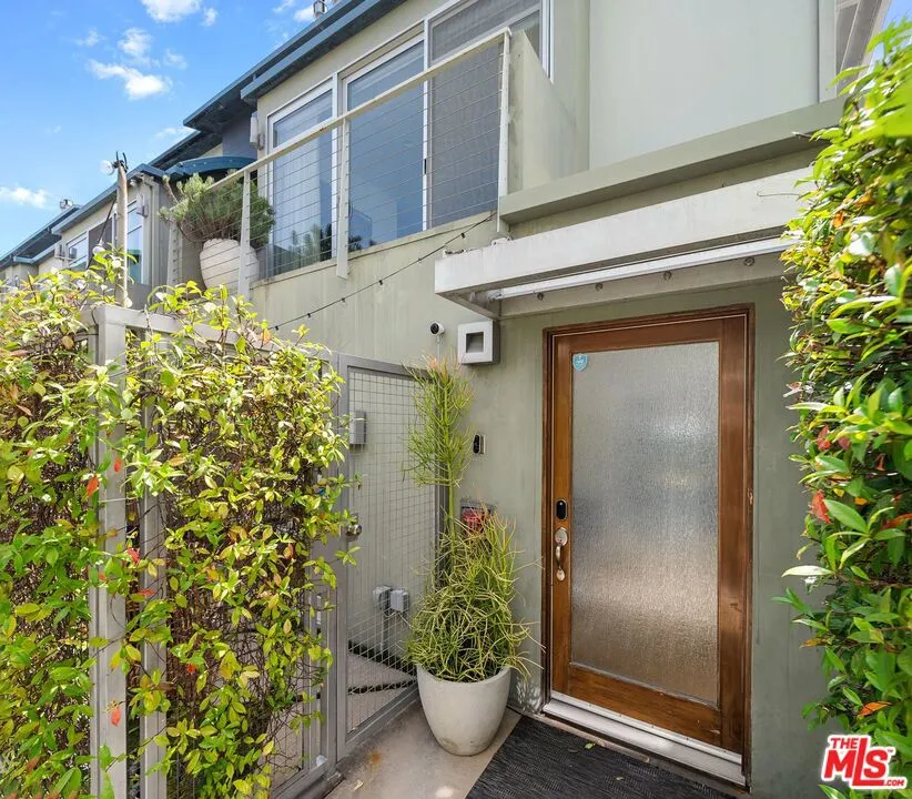 512 Brooks Avenue #6 Los Angeles, CA 90291