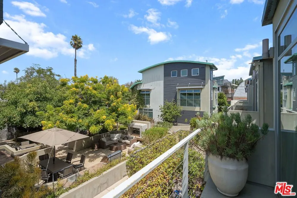 512 Brooks Avenue #6 Los Angeles, CA 90291