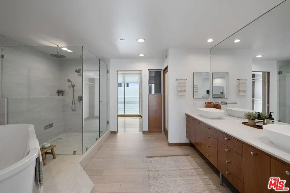 512 Brooks Avenue #6 Los Angeles, CA 90291