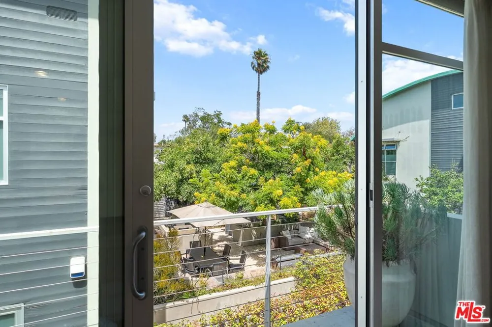 512 Brooks Avenue #6 Los Angeles, CA 90291