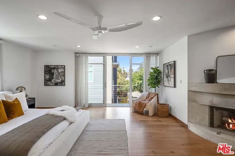 512 Brooks Avenue #6 Los Angeles, CA 90291