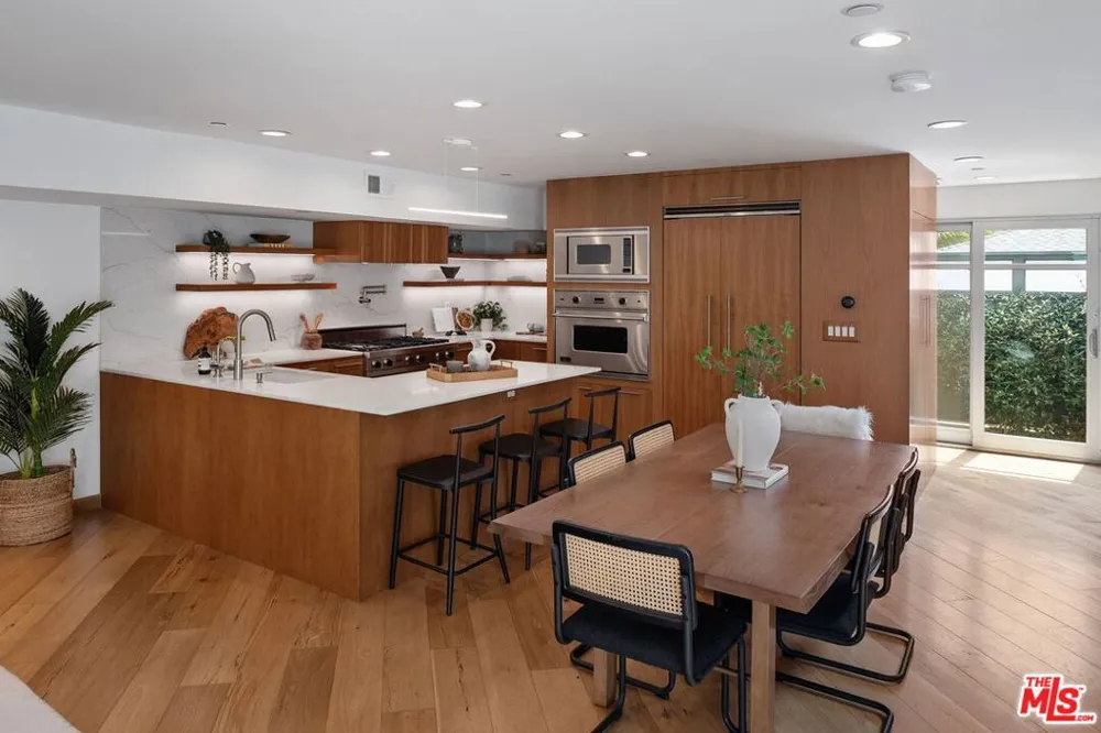 512 Brooks Avenue #6 Los Angeles, CA 90291