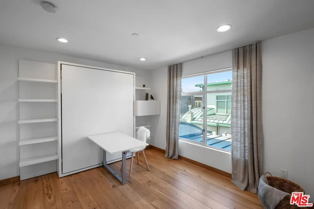 512 Brooks Avenue #6 Los Angeles, CA 90291