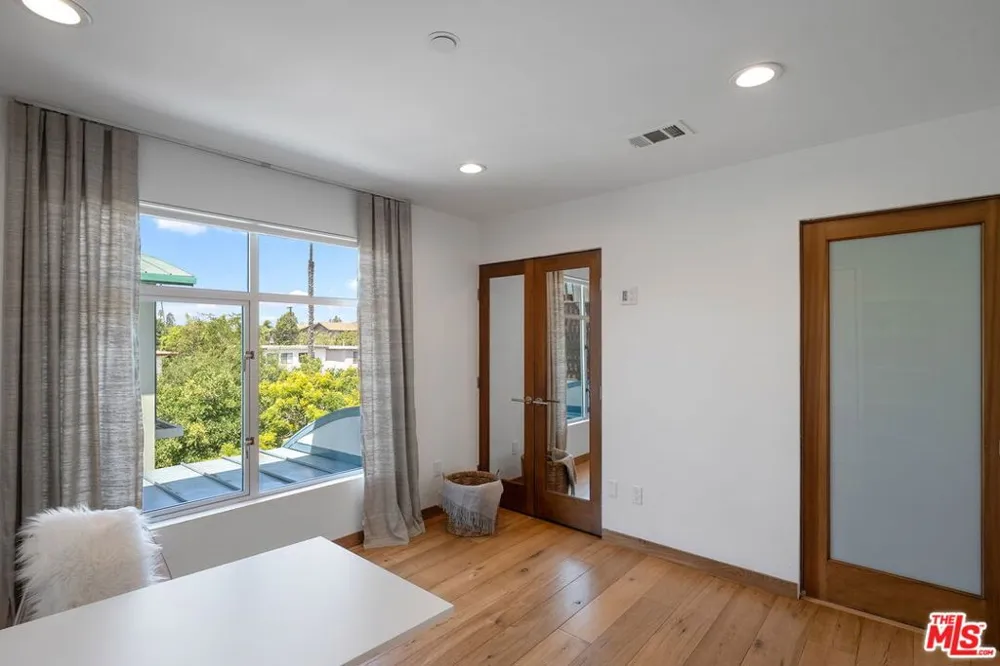 512 Brooks Avenue #6 Los Angeles, CA 90291