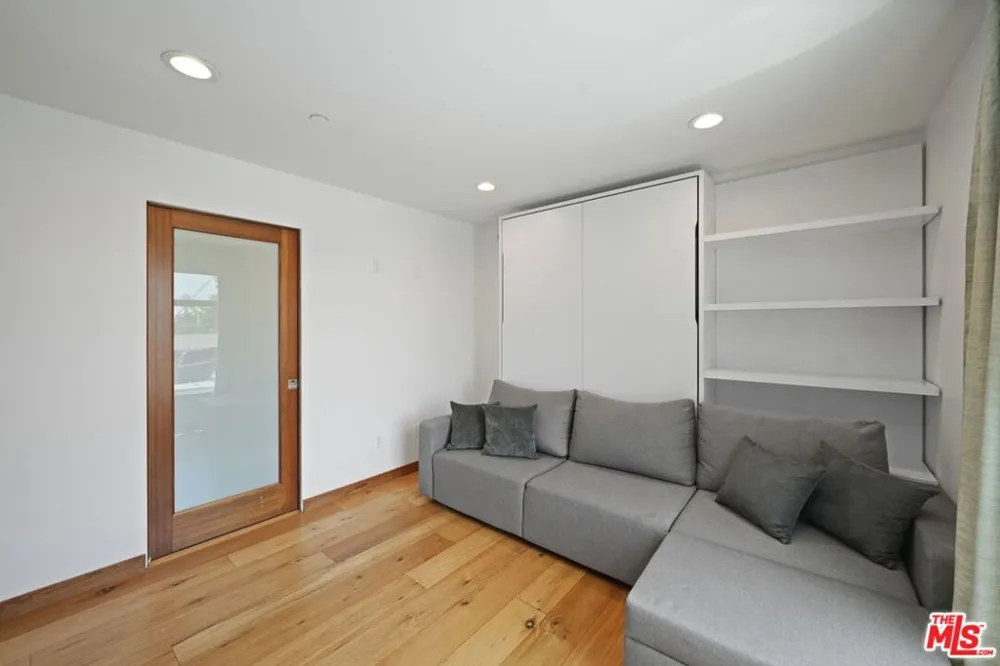 512 Brooks Avenue #6 Los Angeles, CA 90291
