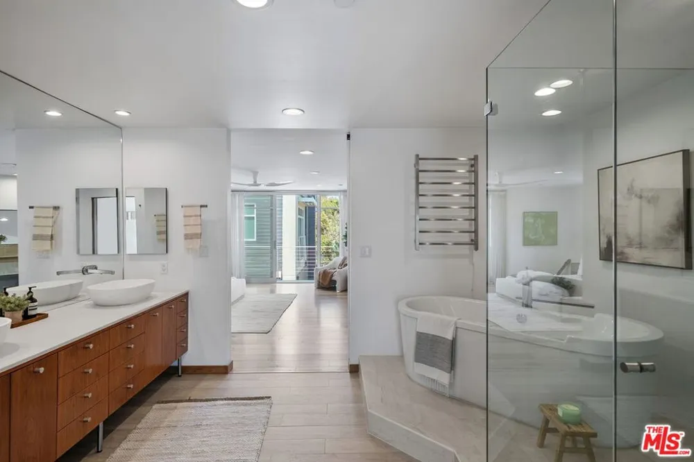 512 Brooks Avenue #6 Los Angeles, CA 90291
