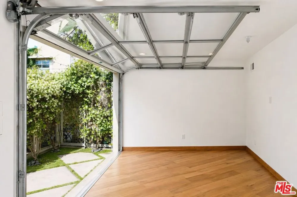 512 Brooks Avenue #6 Los Angeles, CA 90291