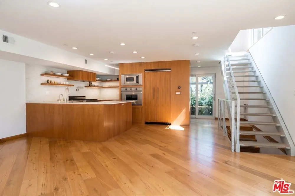 512 Brooks Avenue #6 Los Angeles, CA 90291