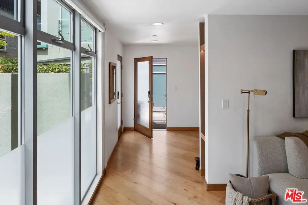 512 Brooks Avenue #6 Los Angeles, CA 90291