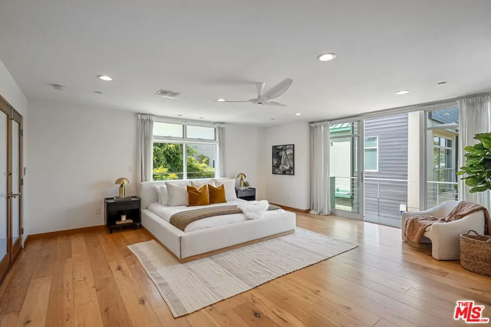 512 Brooks Avenue #6 Los Angeles, CA 90291