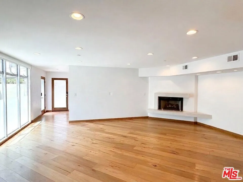 512 Brooks Avenue #6 Los Angeles, CA 90291