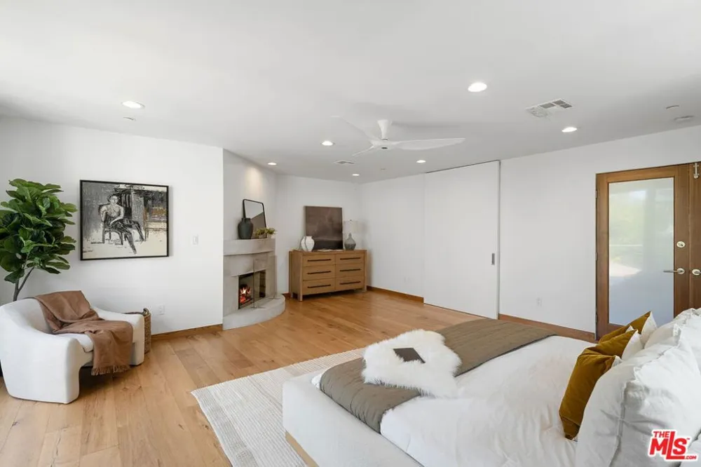 512 Brooks Avenue #6 Los Angeles, CA 90291