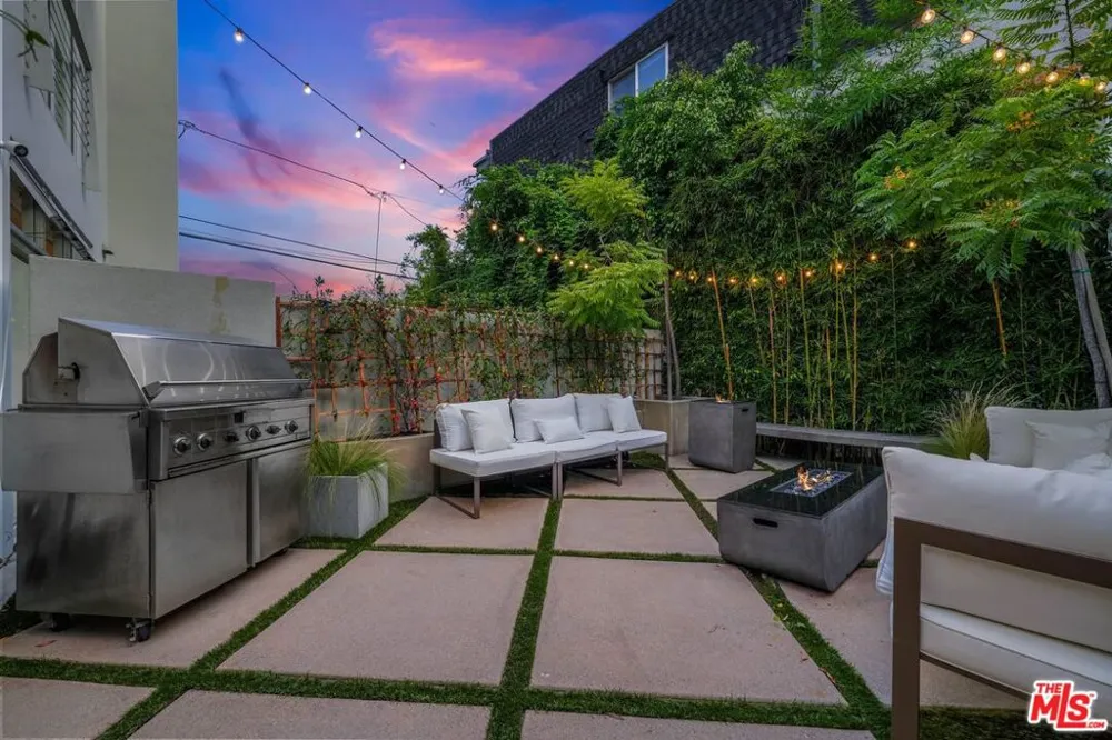 512 Brooks Avenue #6 Los Angeles, CA 90291