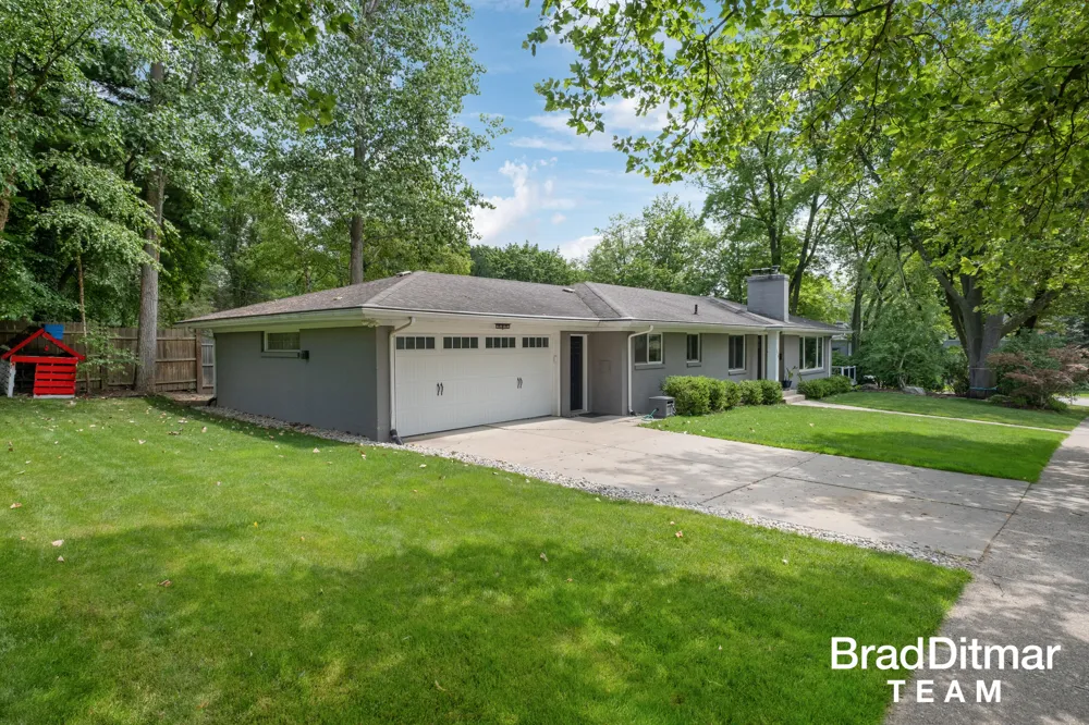 1350 Lake Grove Avenue SE East Grand Rapids, MI 49506