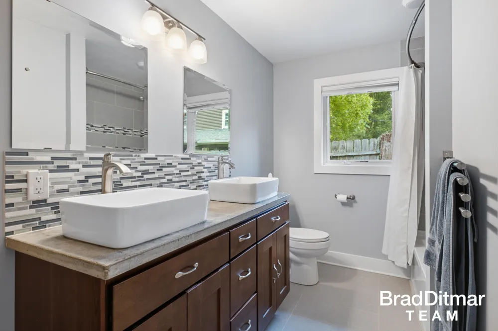 1350 Lake Grove Avenue SE East Grand Rapids, MI 49506