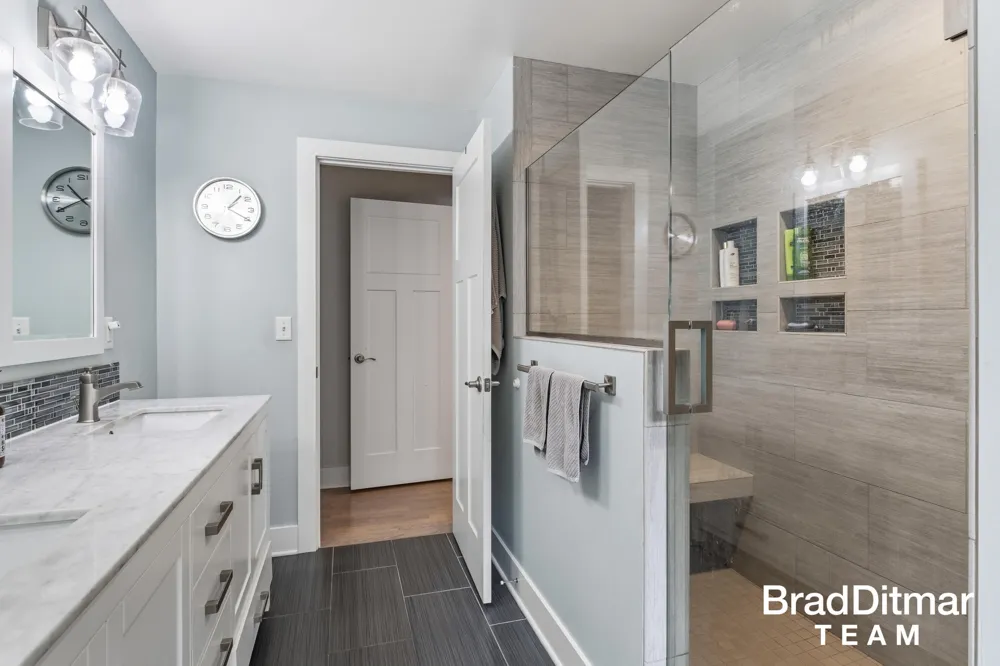 1350 Lake Grove Avenue SE East Grand Rapids, MI 49506