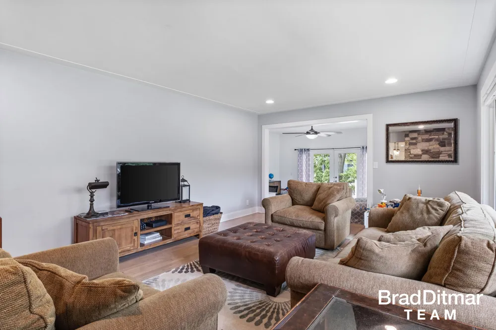 1350 Lake Grove Avenue SE East Grand Rapids, MI 49506