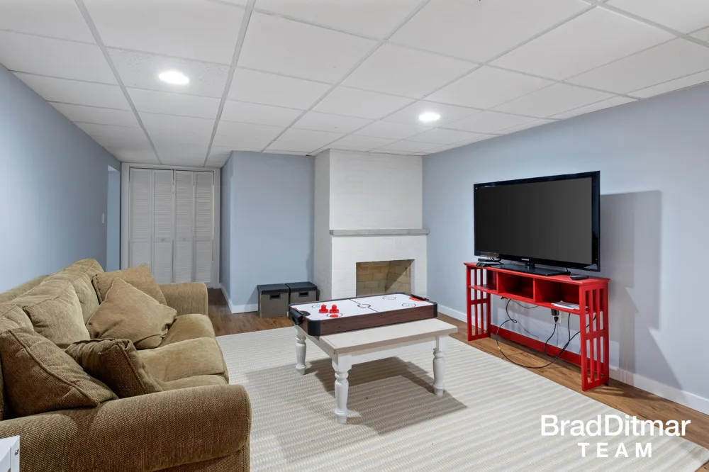 1350 Lake Grove Avenue SE East Grand Rapids, MI 49506