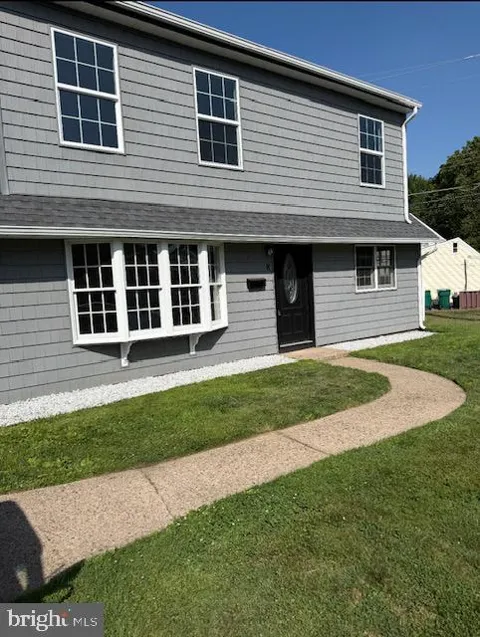 8 PARKSIDE CIRCLE