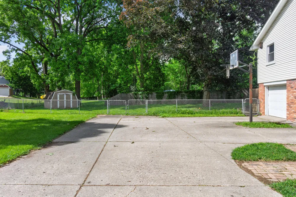 2000 Cascade Drive Jackson, MI 49203