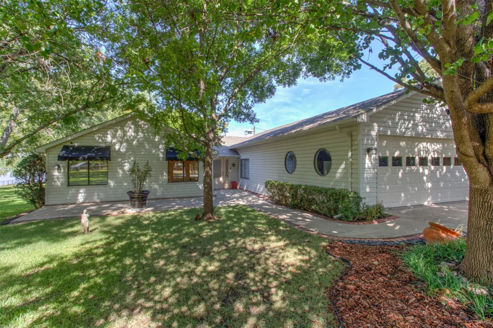 371 County Road 4874 Newark, TX 76071
