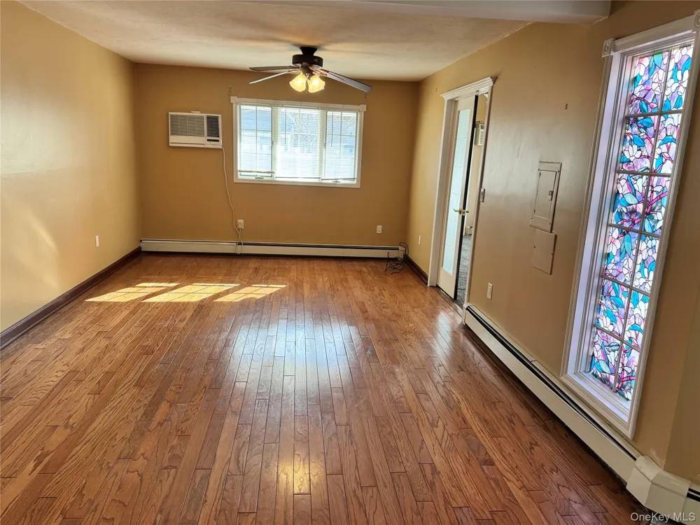 37 Spray Lane Hicksville, NY 11801